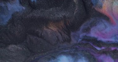 Nehir boyası. Işıl ışıl. Soyut akrilik zemin üzerinde odaksız mor turuncu renkli simli parçacıklar koyu siyah pigment.