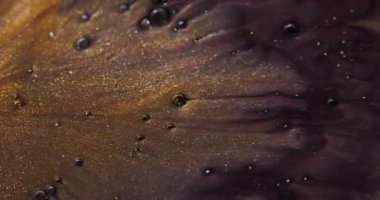 Parıltı akışı. Suyu boya. Soyut sanat arkaplanda yüzen sarı, mor renkli baloncuk yağı akrilik sıvısı.