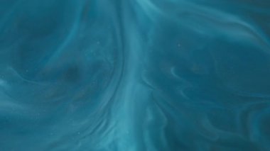 Islak sim. Mürekkep karışımı. Mavi beyaz parıldayan emülsiyon çözünmüş diş minesi akışı karışımı rengi. Sanat akrilik pigment bulanık arkaplan.