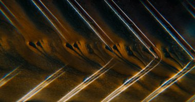 Boya dökülmüş. Geometrik açı. Odaklanamayan sarı neon renk parçacıkları soyut akrilik sanat arka planında yüzen su akışı koyu siyah pigment.