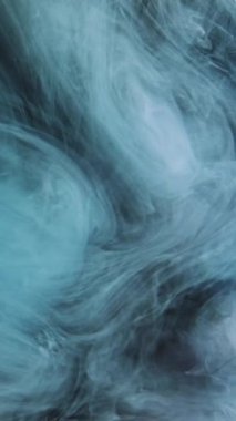 Dikey video. Boya sisi. Duman dokusu. Odaklanmamış mavi renkli sis dalgası kara soyut sanat arka planında su altında yüzen su akışı hareketi.