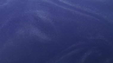 Parlak boya dokusu. Sanat emülsiyonu. Mor mavi mürekkep tozu suyu karışımı. Bulanık dalga sihirli pigment rengini nemli arkaplanı çözer.