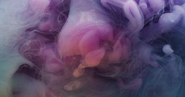 Kırık lamba. Buhar boyası. Odaklanmamış mor renk sıvısı duman bulutu kırılan camı soyut arkaplanda dolduruyor..