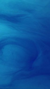 Dikey video. Gökyüzü bulanıklığı. Rüya gibi bulut. Odaklanmamış mavi renk gradyanı parlak yıldız tozu dokusu mürekkep akışı dalgası hareket soyut sanat arkaplanı ortaya çıkardı.