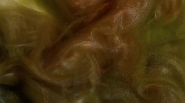 Harman damlası. Akan boya. Odaklanmamış sarı bronz duman buharı su, ıslak kimyasal serpinti sıvısı soyut sanat arka planında yüzüyor..