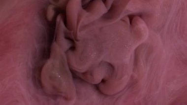 Mürekkep akışı. Boya karışımı. Odaklanmamış pembe renk su dokusu akrilik buhar sıvısı soyut yaratıcı sanatın ıslak arka planında yüzüyor.