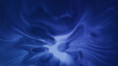 Renkli mürekkep lekesi. Sıvı sıçraması. Beyaz mavi akrilik boya yuvarlak damla siyah soyut ıslak arka plan. Sanat pigmenti su çözünmüş karışım.