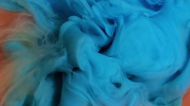 Döndürme sıvısı. Bulut mürekkebi. Odaklanmamış turuncu beyaz duman sıvı egzoz kimyasal doku dalgası soyut arka plan üzerinde.