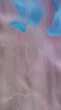Dikey video. Görünmez krem boya. Duman suyu dokusu. Odaklanmamış mavi beyaz renk parlıyor sıvı damlalar soyut sanat ışığı arkaplanındaki sıvı buhar dalgası.