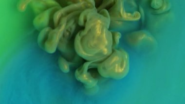 Haze spreyi. Suyu boya. Odaklanmamış mavi yeşil bulut sıçramış egzoz kimyasal sim karışımı sıvı soyut arkaplanda yükseliyor.