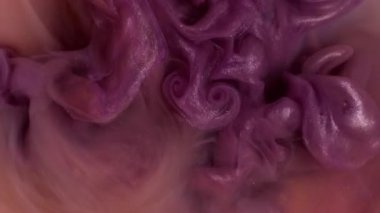 Sis bombası. Sıvı doku. Odaklanmamış pembe turuncu renkli su parçacıkları soyut sanat yaratıcılığı arka planında yüzüyor..