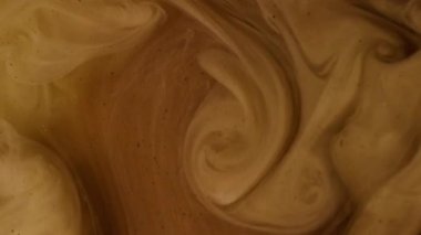 Karışık sis. Sis dokusu. Akrilik su kimyasal damlasında çözünmüş sarı renkli mürekkep soyut koyu siyah yaratıcı arkaplana yayılıyor.