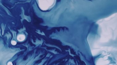 Mürekkep damlası. Sıçrama dokusu. Odaklanamayan mavi beyaz renkli su damlacıkları soyut yaratıcı akrilik arka planda yayılıyor..