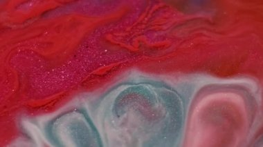 Işıldayan dalga. Renk parçacıkları. Odaklanmamış kırmızı mavi boya, parlak yeşil beyaz lekeler soyut arkaplanda akıyor..