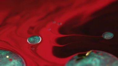 Köpüklü su. Çember mürekkep. Bulanık kırmızı mavi yağ yuvarlak sıvı koyu siyah sıçrama soyut akrilik arka planda yayılıyor.