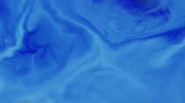 Sıvı doku. Akış sanatı. Su sıvısı mermer karışımında bulanık mavi renkli kimyasal boya soyut akrilik arka planda yayılıyor..