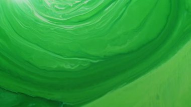 Boya sıvısı lekeleri. Emülsiyon jeli. Odaklanmamış yeşil renkli sıçrama damla su kıvılcım dokusu soyut sanat arkaplanında akıyor.