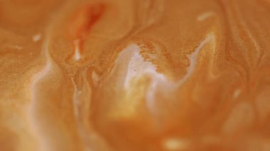 Boya dökülmüş. Parıldayan sıvı karışımı. Bulanık sarı, altın beyazı, parlak yağ, sıvı akış soyut sanat arka planında.