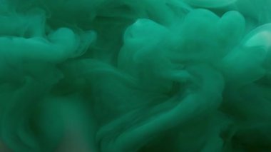 Sis karışımı. Sıvı pigmenti. Odaklanamayan mavi renkli duman dalgası soyut sanat eserlerinin yaratıcı arka planında yüzen akrilik sıvı..