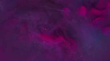 Mürekkep dalgası. Dumanı karıştır. Pembe mor menekşe boya sıvısı parıldayan sıvıya dökülüyor. Sanat karışımı renk soyut akış odaklı olmayan arkaplan.