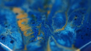 Dalgalı boya. Parlak sıvı. Bulanık mavi renkli su dokusu toz mürekkebi baloncuğu soyut yaratıcı akrilik arka planda yayılıyor.