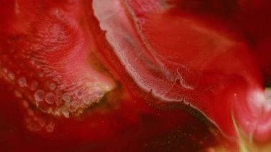 Yüzen mürekkep. Renk karışımı. Odaklanmamış kırmızı kırmızı su emülsiyon sıvısı soyut sanat eseri ıslak yaratıcı arka planda akıyor..