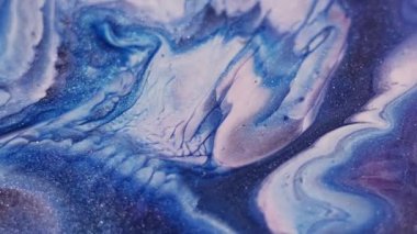 Parlak doku. Su parçacıkları. Soyut arkaplanda akan dalgalı madde akrilik sıvısındaki çözünmüş mor renkli mürekkep.