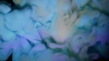 Duman akışı. Buharı boya. Mavi sarı dumanlı patlama. Sanat menekşesi sıvısında karıştırıcı renk. Siyah soyut odaklanmış arkaplan.