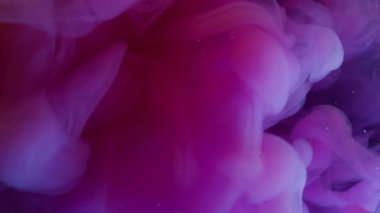 Buhar akışı. Duman spreyi. Sıvıda mor pembe sıvı patlaması. Resim sıçraması çözünen renk çözünmüş neon su soyut arkaplanı.