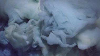 Boya sıçraması. Akrilik pigment. Odaklanmamış pastel mavi renkli kıvrımlı simli sıvı soyut yaratıcı arka planda yayılıyor..