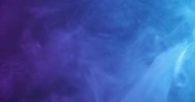 Neon buharı. Renkli mürekkep akışı. Odaklanmamış mavi duman dokusu soyut akrilik ışık arka planına yayılan sıvı buhar sıçratır.