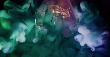 Buhar akışı. Odaklanmış çelenk aydınlatması. Mavi yeşil mor duman renk karışımı boya akışı. Işıldayan sıvı sıçrama lambası soyut siyah arkaplan.