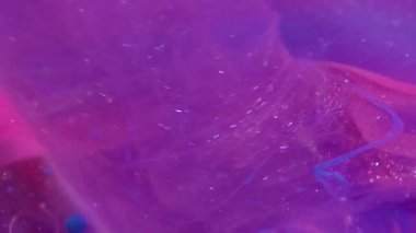 Parıldayan karışım. Yağlı boya balonu. Işıl ışıl menekşe sıvısında renkli jel top akışı. Sanat dalgası parçacıkları soyut odaklanmış arkaplan.