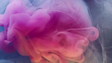 Kırık lamba. Renkli duman bulutu. Bulanık mavi mürekkep sıvısı cam kırıkları soyut akrilik sanat arka planına yayılıyor..