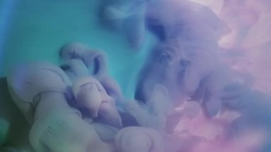 Sıvı boya karışımı. Mürekkep arkaplanı. Odaklanmamış mor beyaz renk, akrilik sanat soyutlamasına yayılan ışıltılı sıvı doku sıçraması..