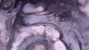 Dökülen mürekkep. Boya damlası. Soyut akrilik mavi zemin üzerinde yüzen koyu siyah beyaz yuvarlak sıvı pigment..