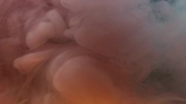 Sis sıvısı. Bulut buharı. Soyut sualtı akrilik sanat arka planında pembemsi mavi mürekkep kıvrımlı sıvı damlası yüzüyor.