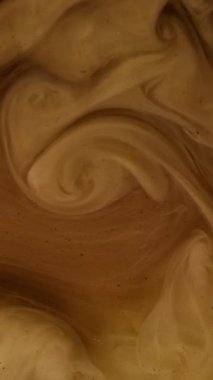 Dikey video. Dönen pigment. Sis dokusu. Akrilik su kimyasal damlasında çözünmüş sarı renkli mürekkep soyut koyu siyah arkaplana yayılıyor.