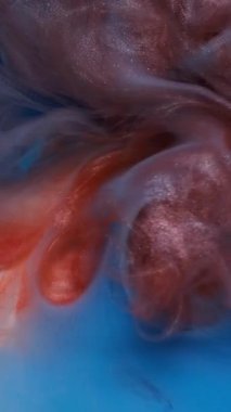 Dikey video. Sis rengi. Sıvı mürekkep. Odaklanmamış mavi mor buhar dokusu dalgalanan su soyut sanat arkaplanı üzerinde yüzüyor..