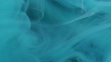 Sis sıçraması. Boya karışımı. Mavi beyaz girdaplı gizemli dere. Renk pigmenti çözünen sanat soyut koyu arkaplan yüzen dalga çözünürlüğü.