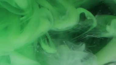 Sis sıçraması. Boya karışımı. Yeşil beyaz girdaplı gizemli dere. Renk pigmenti çözünen sanat soyut siyah arkaplan yüzen dalga çözünürlüğü.