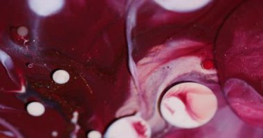 Köpüklü köpükler. Arkaplanı boya. Odaklanmamış kırmızı mor renkli parıldayan su yağ dokusu akrilik sanat soyutlaması üzerine akıyor..