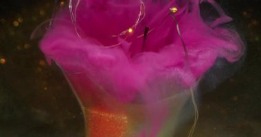 Haze akışı bulanık. Kırık ampul. Fişek çelengine renk buharı dökülmüş. Sarı parıltılı, soyut siyah arkaplanda pembe dumanlı boya karışıyor..