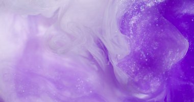 Köpüklü boya. Parıldayan bulut. Odaklanmamış mor renkli ışıltı soyut yaratıcı bokeh arkaplan üzerine akrilik dokuyu sıçratır.