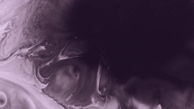 Dökülmüş kan. Boya damlası. Soyut akrilik zemin üzerinde yüzen mor beyaz renkli kimyasal yuvarlak sıvı pigment.