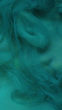 Dikey video. Soyut sis. Mürekkep at. Sanat arkaplanında yüzen sıvı nemli buharda çözünmüş mavi renk bulut girdap dokusu.