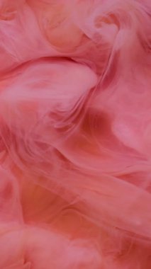 Dikey video. Boya damlası. Atmosferik duman. Odaklanmamış pembe turuncu renk bulut deseni soyut sanat arkaplanda yüzen sis lekesi.