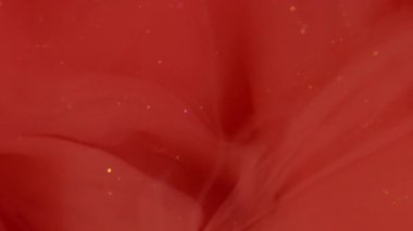 Duman karışımı. Buhar mürekkebi. Su zeminine yayılmış parlak kırmızı sıvı girdap. Bulanık renk soyut ışıldayan pigment canlı sıçrama karışımı.