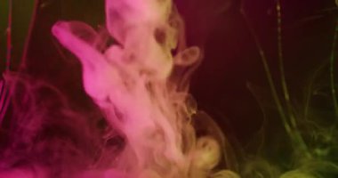 Neon dumanı. Mürekkep sisi. Çözünmüş sarı pembe renk buharı su akrilik cam dokusunu soyut yaratıcı sanat arka planına yayıyor..