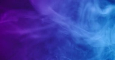 Neon boya sisi. Duman dokusu. Odaklanmamış mavi mor renkli duman soyut akrilik arkaplana yayılan su altı ışıklarını sıçratır.